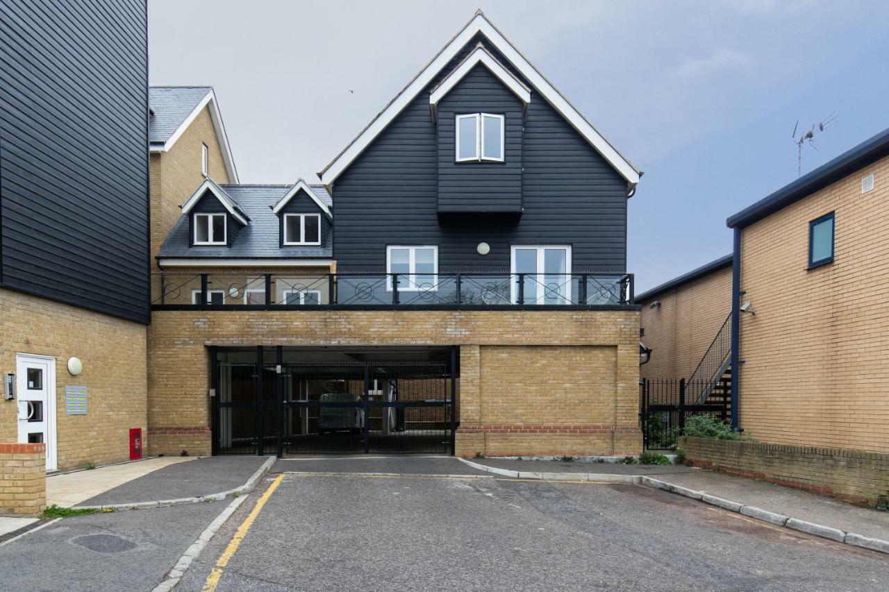 Velvet 2-Bedroom Apartment, Brewery Road, Hoddesdon Exterior photo